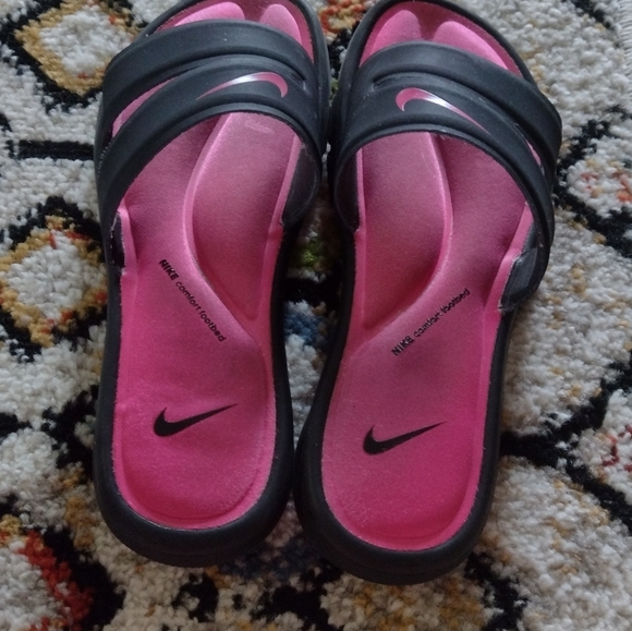 Gently used women's Nike memory foam slides. - Picture 4 of 5